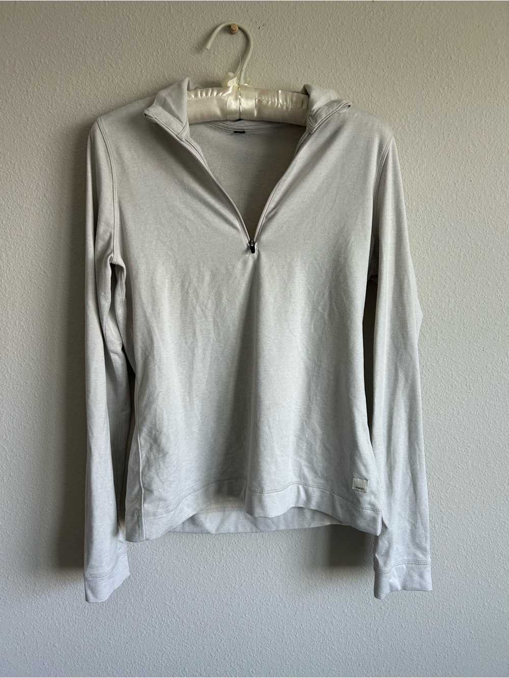 Vuori Light Gray Women's Quarter Zip Long Sleeve Shirt
